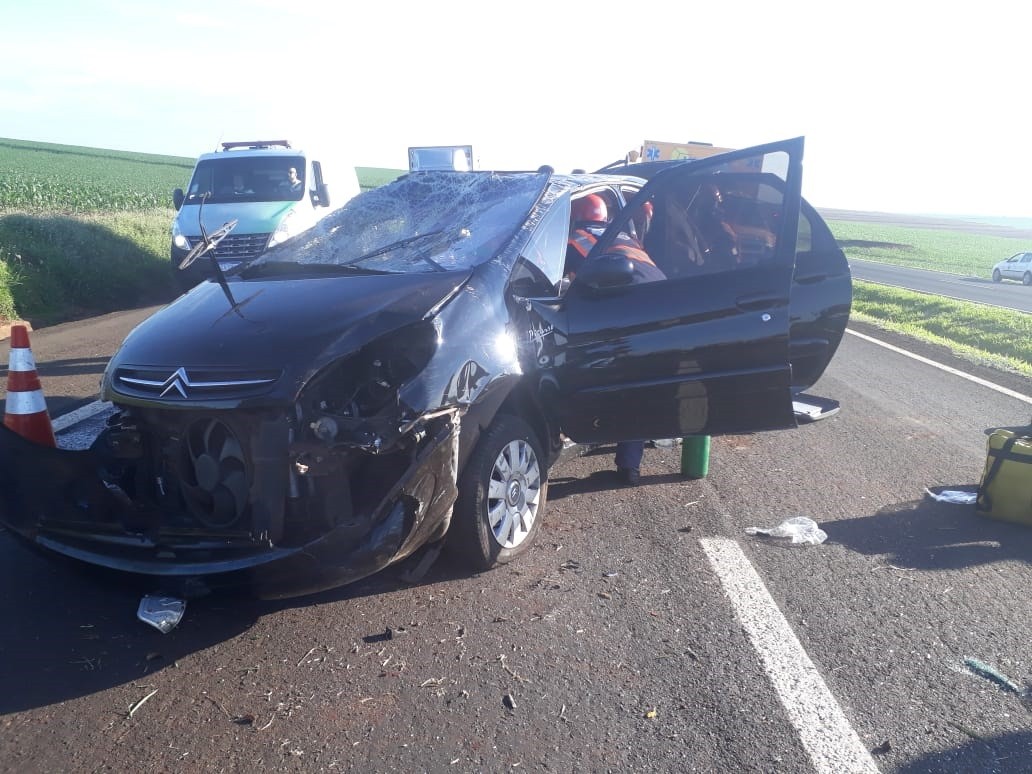 Carro capota e motorista fica ferido na PR-317 em Floresta