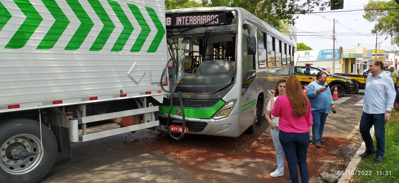 Sete ficam feridos em acidente entre ônibus e caminhão em Maringá