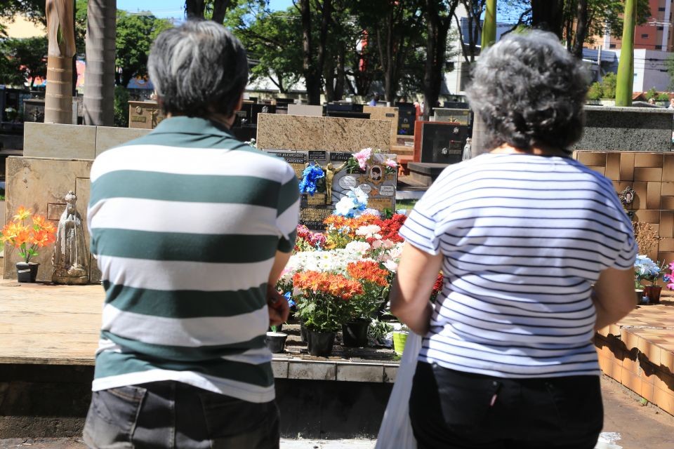 Prefeitura publica decreto com prazos para limpeza e serviços no cemitério