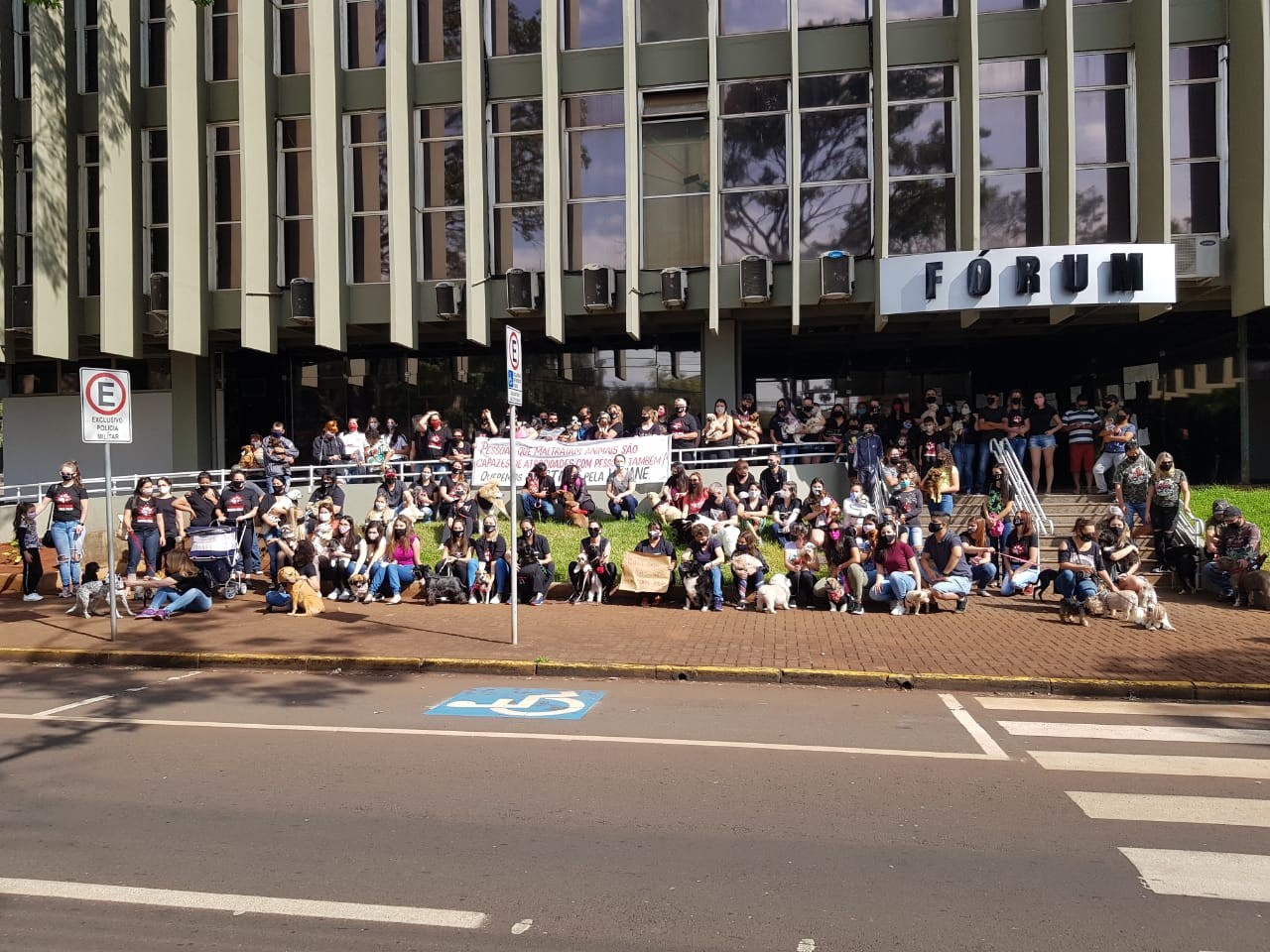 Protesto em frente ao Fórum pede justiça para Viviane Santos