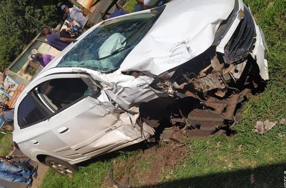 Colisão entre carro e trem deixa uma pessoa ferida