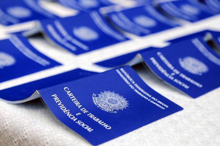 Brasil tem 12,7% da população desempregada, segundo IBGE