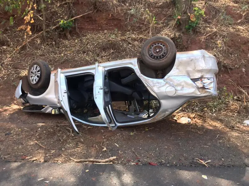 Carro capota e quatro pessoas ficam feridas na PR-463, perto de Colorado