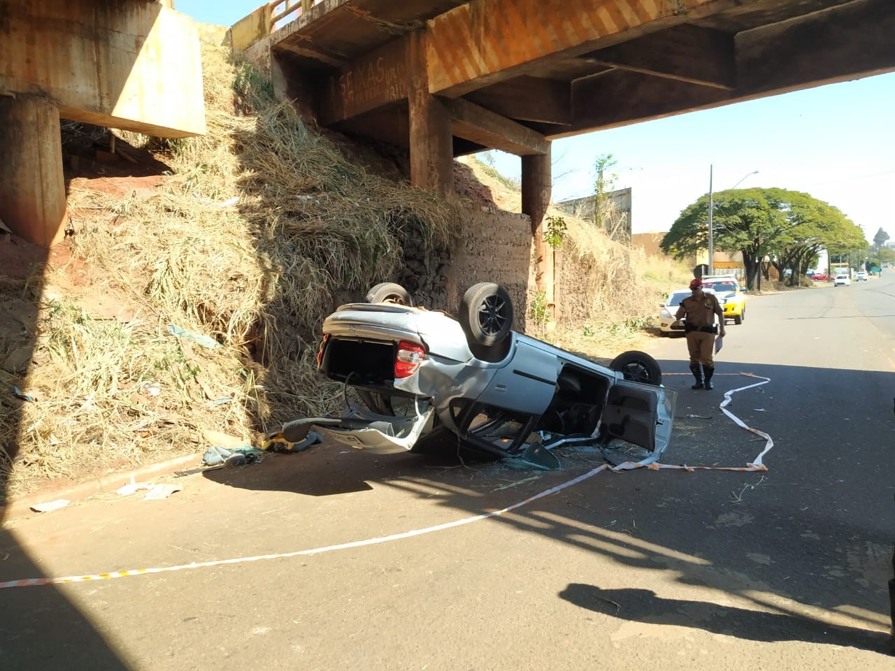 Bombeiros resgatam motorista de carro que caiu de viaduto