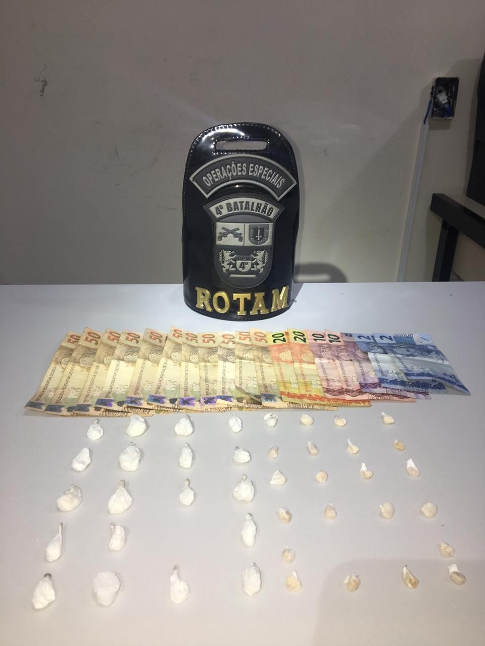 Dupla é presa por tráfico de drogas