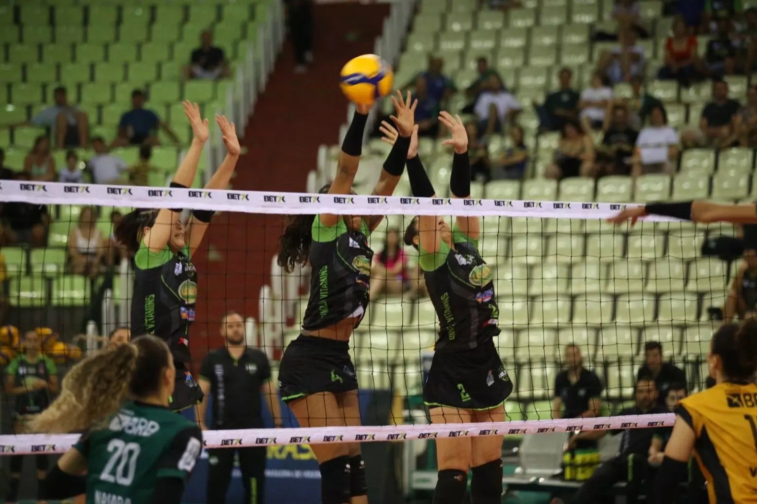 Em casa, equipe maringaense briga por mais uma vitória na Superliga