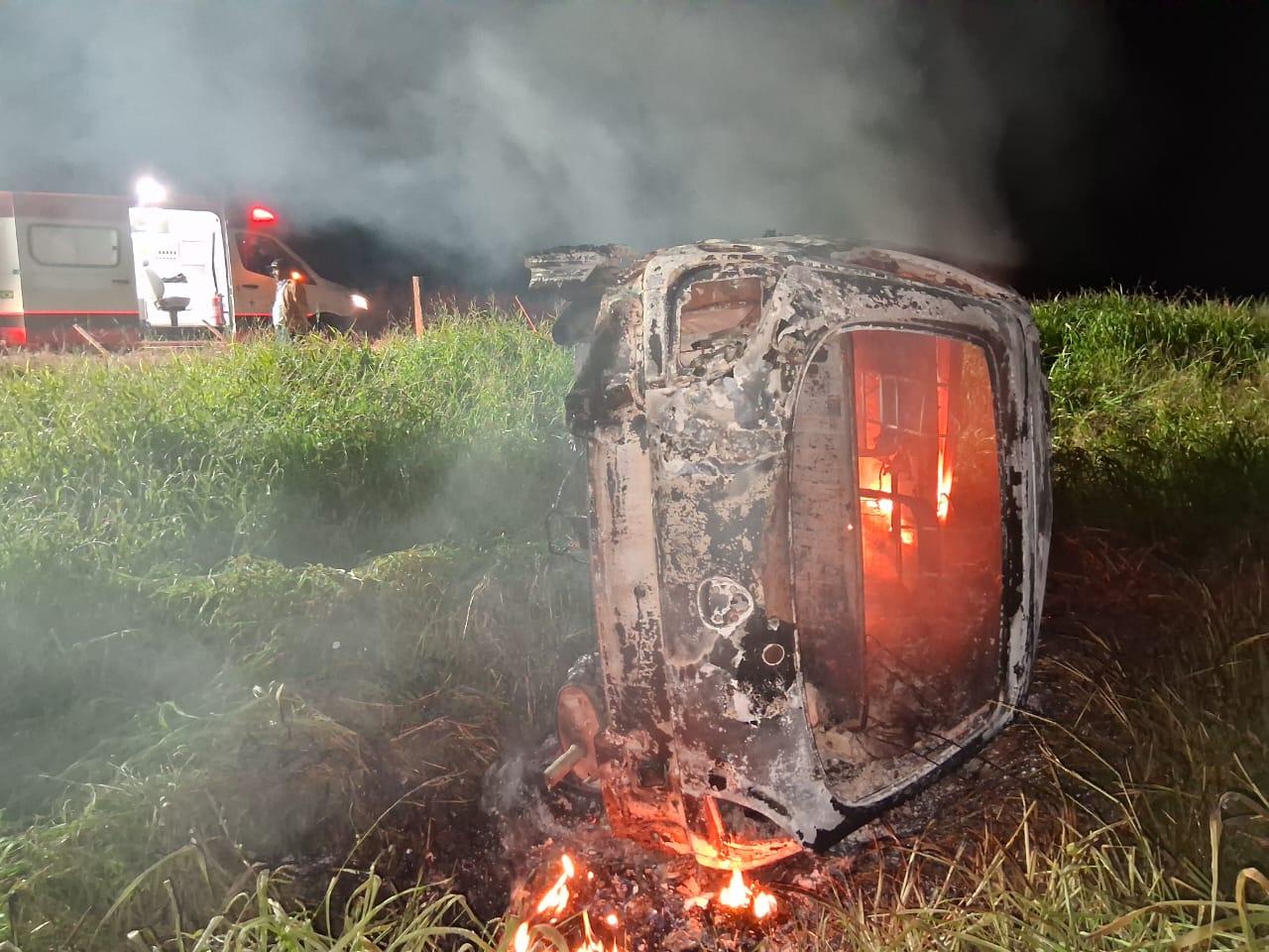 Carro capota e pega fogo; motorista é ejetada do veículo