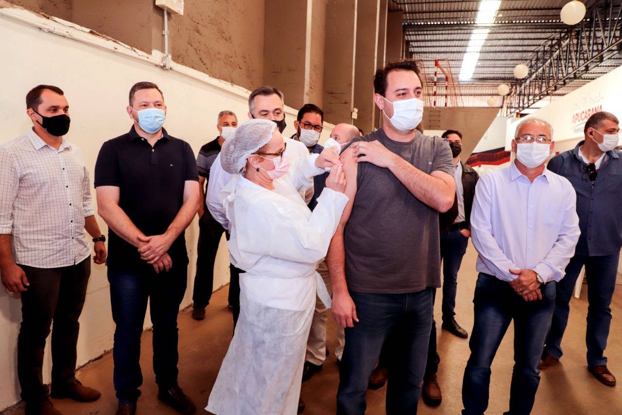 Governador Ratinho Junior é vacinado em Apucarana