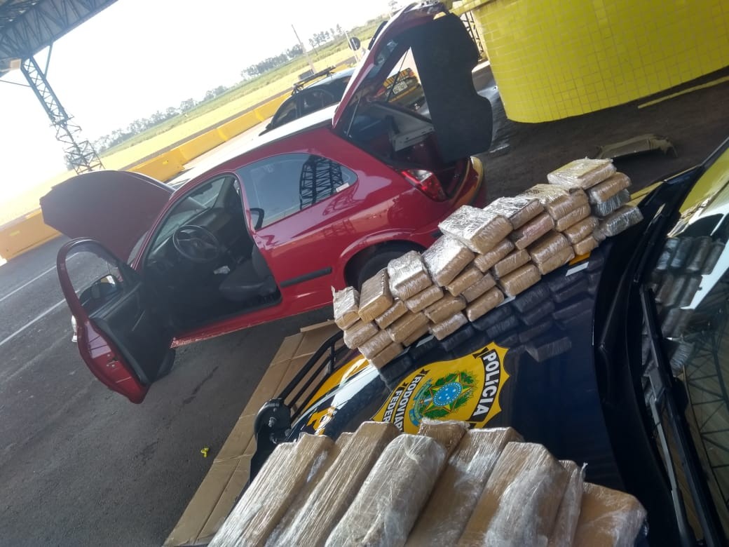 PRF apreende veículo com 46 quilos de maconha