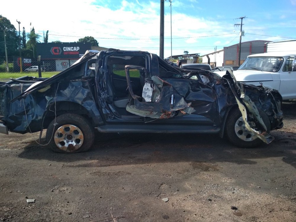 Uma pessoa morre e duas ficam feridas em capotamento