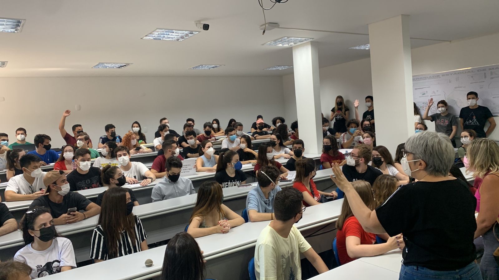 Alunos se reúnem na UEM contra a suspensão das aulas presenciais após três dias de retorno