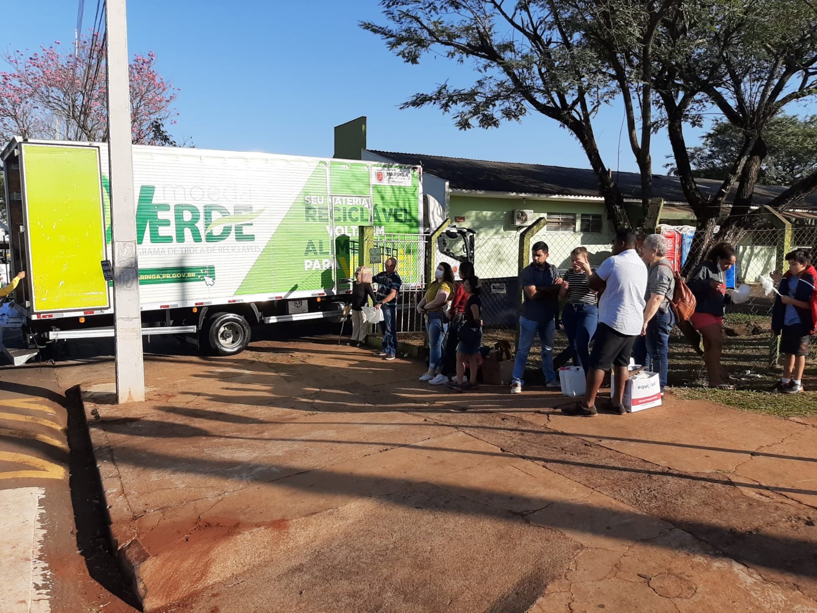Maringaenses realizam troca de recicláveis e óleo usado por alimentos