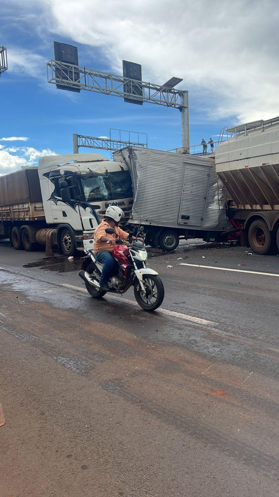 Passageiro fica preso às ferragens em engavetamento de caminhões