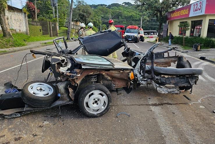 Cinco pessoas ficam feridas após carro partir ao meio em acidente