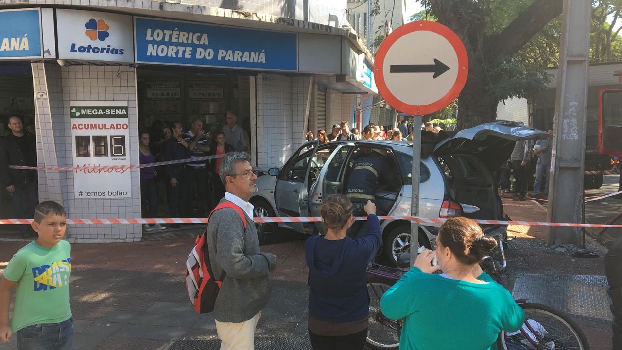 Carro é atingido por outro e vai parar em lotérica