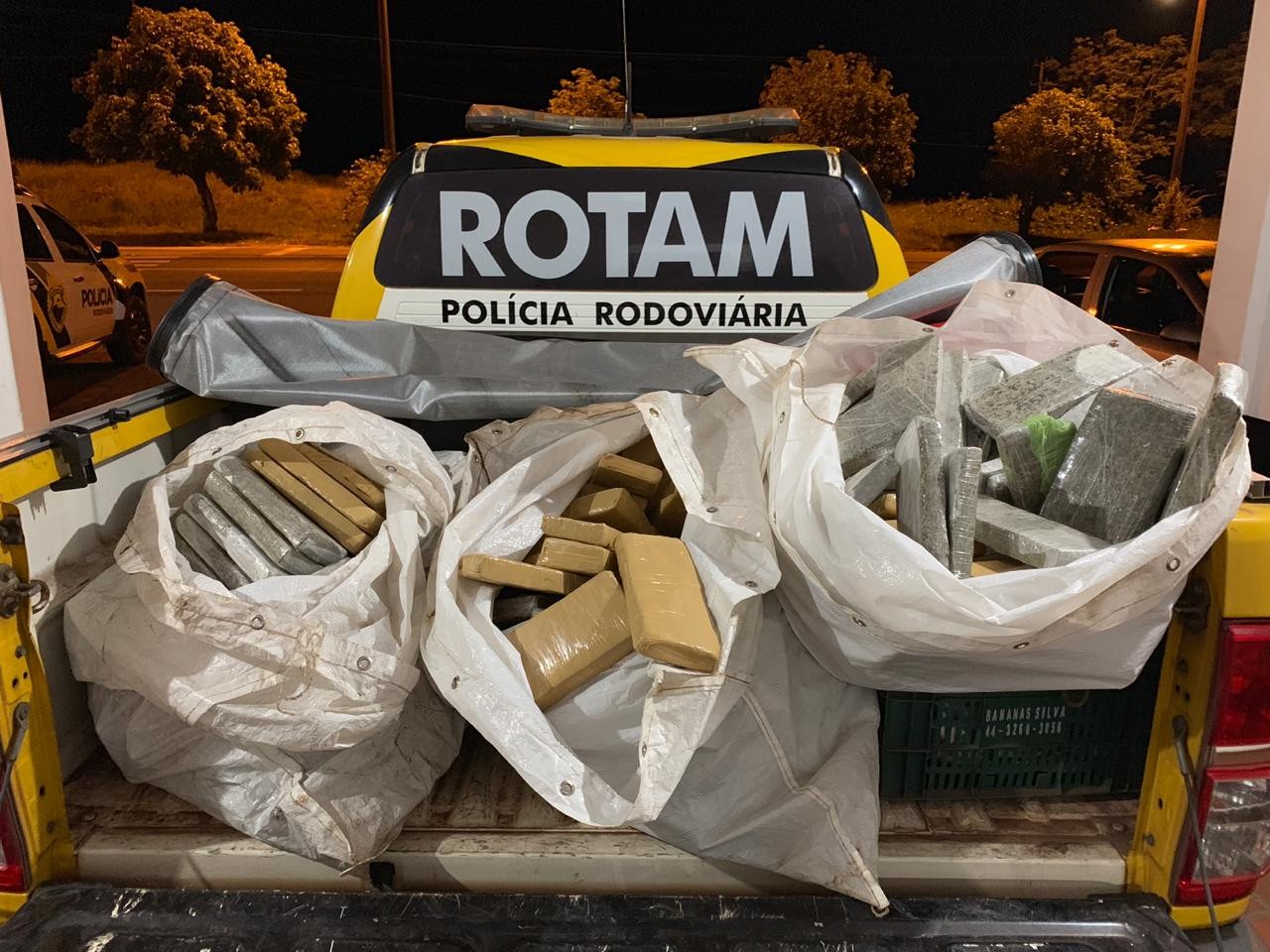 Carro é apreendido com mais de 150 kg de maconha