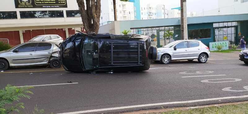 Acidente envolvendo vários veículos deixa feridos em Maringá