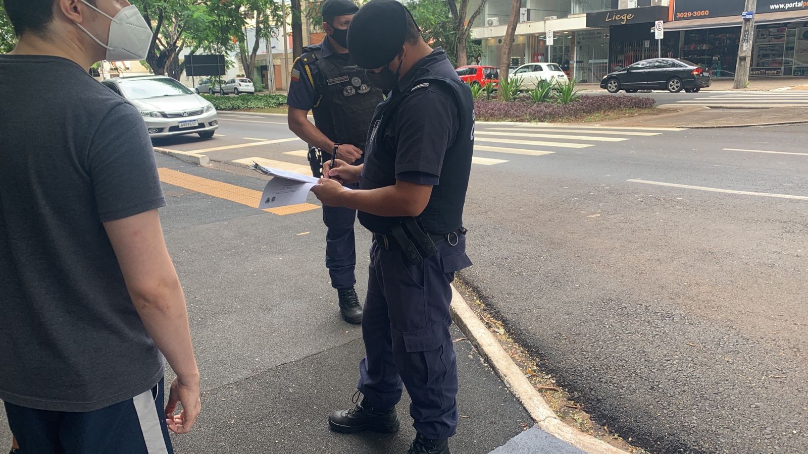 Em 20 minutos, quatro pessoas sem máscaras são autuadas