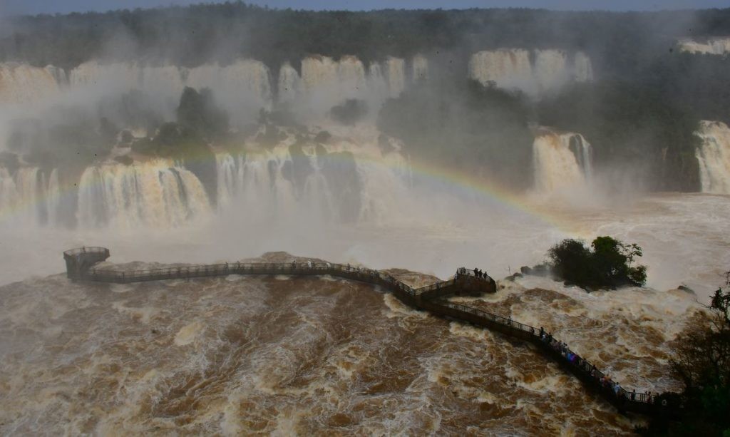 Turista vai tirar foto e cai nas Cataratas do Iguaçu