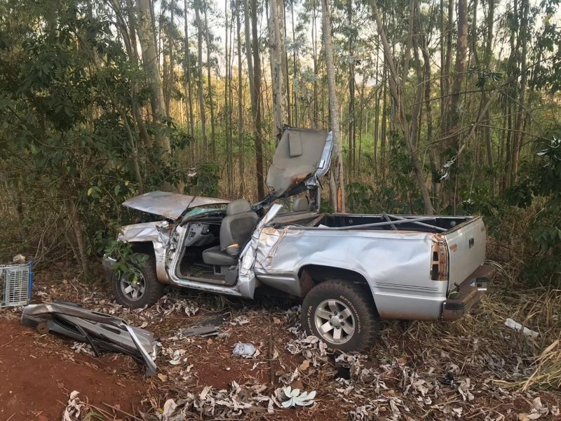 Adolescente de 17 anos é ejetado de caminhonete após capotamento