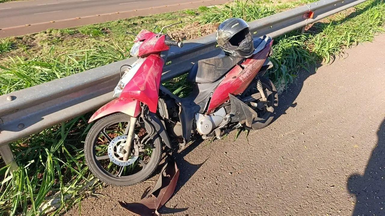 Motociclista é socorrido em estado grave após acidente na PR-323, em Maringá