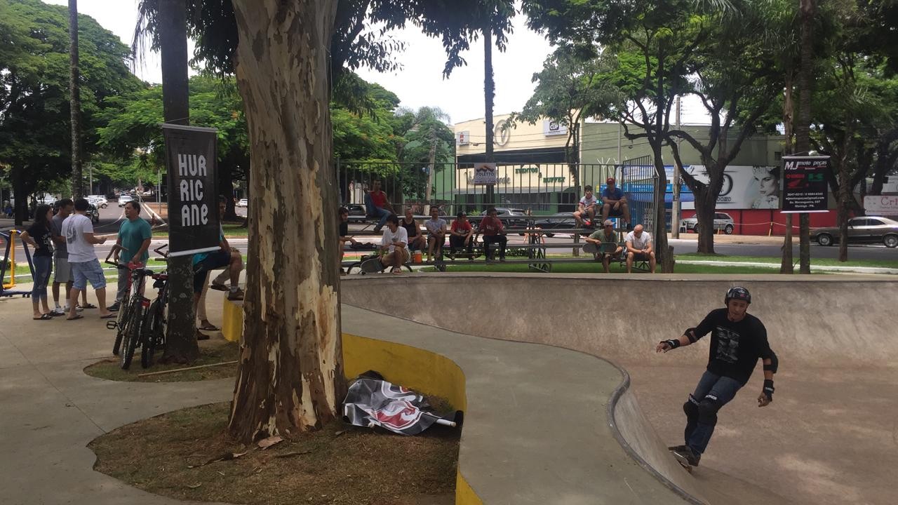 Moradores lotam praça após revitalização