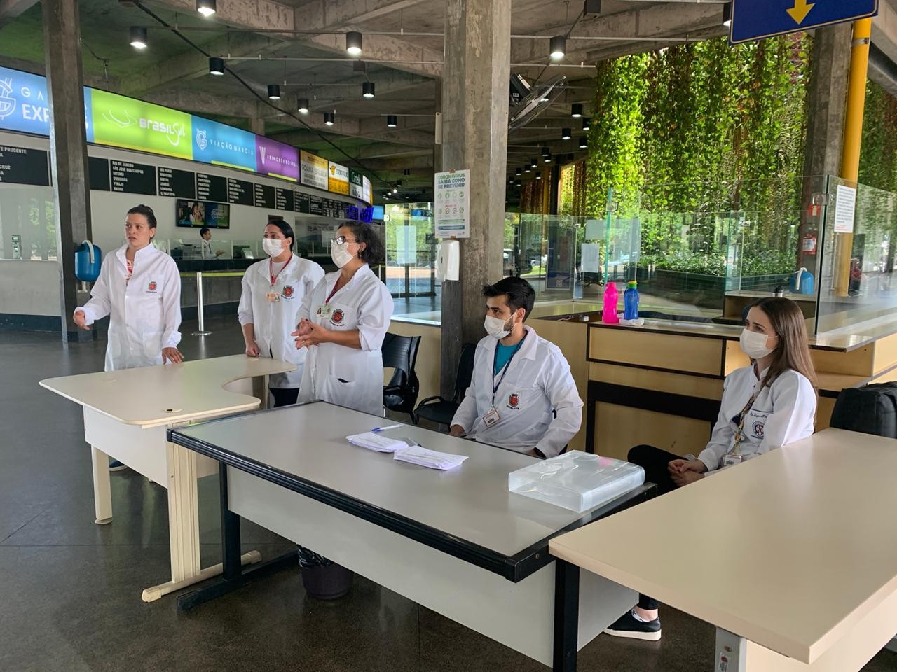 Profissionais da Saúde estão abordando passageiros na rodoviária de Maringá