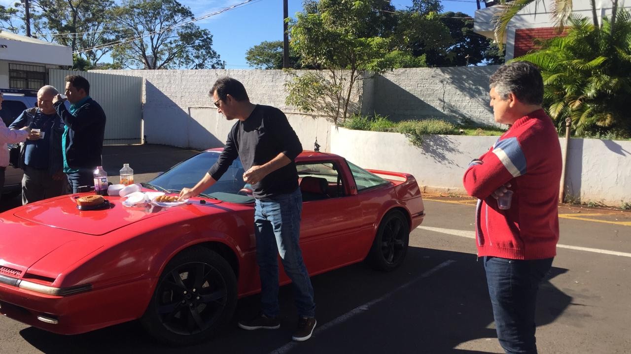 Prefeito registra queixa contra empresário. Em solidariedade ao empresário teve café da manhã na porta da delegacia