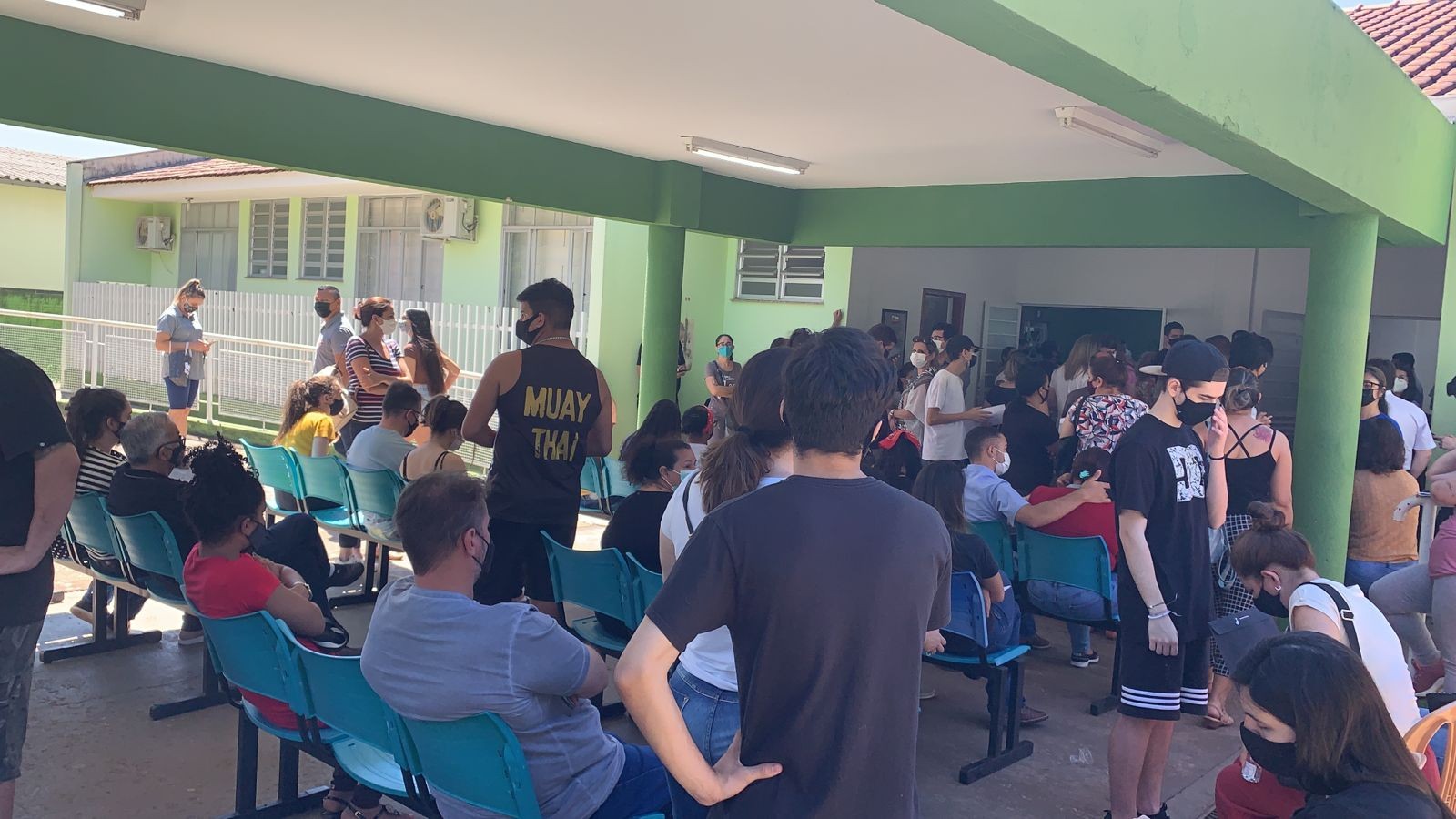 Maringá começa a vacinar adolescentes de 16 anos com filas e reclamação