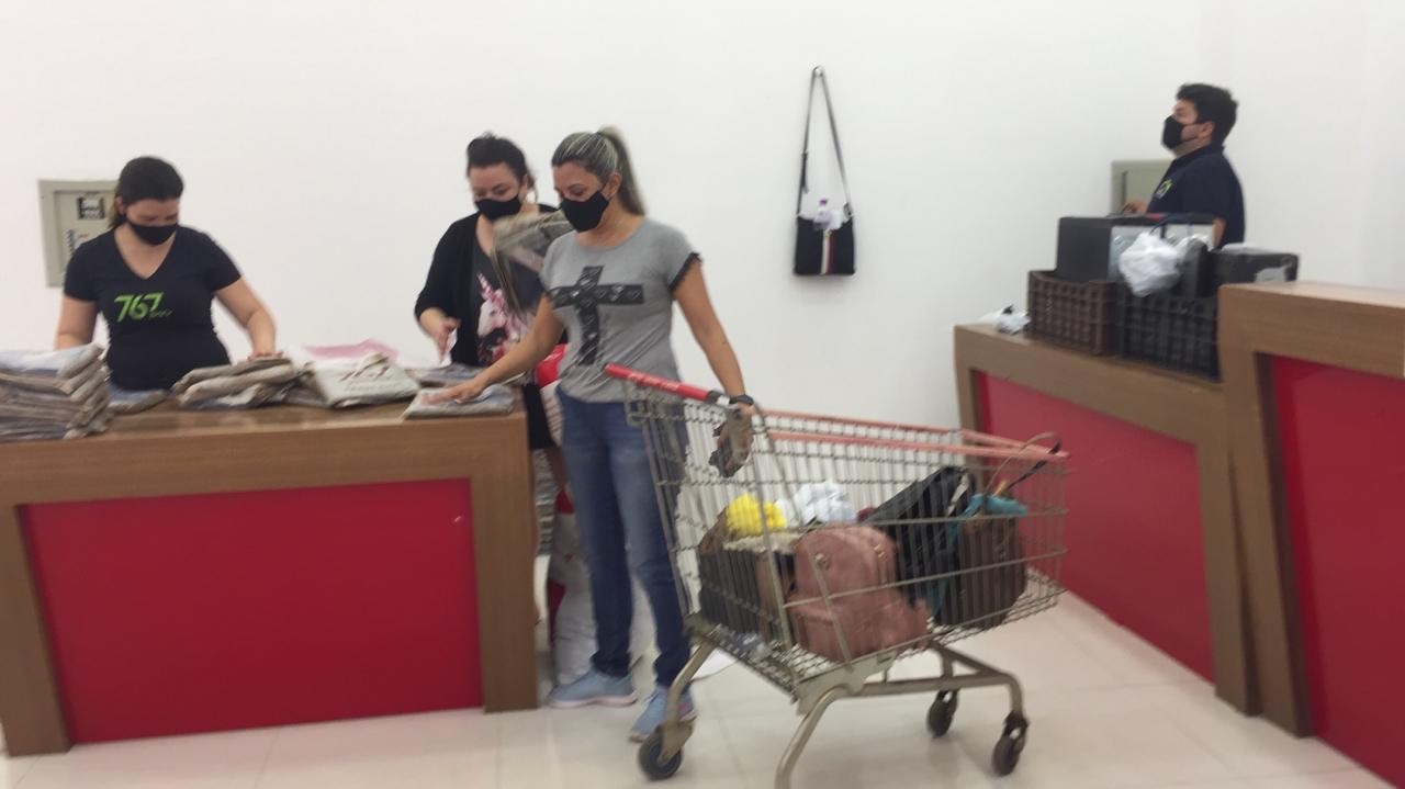 Lojistas tentam recomeçar após perder tudo em incêndio