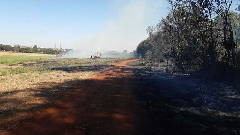 Incêndio de grandes proporções mobiliza bombeiros em Maringá