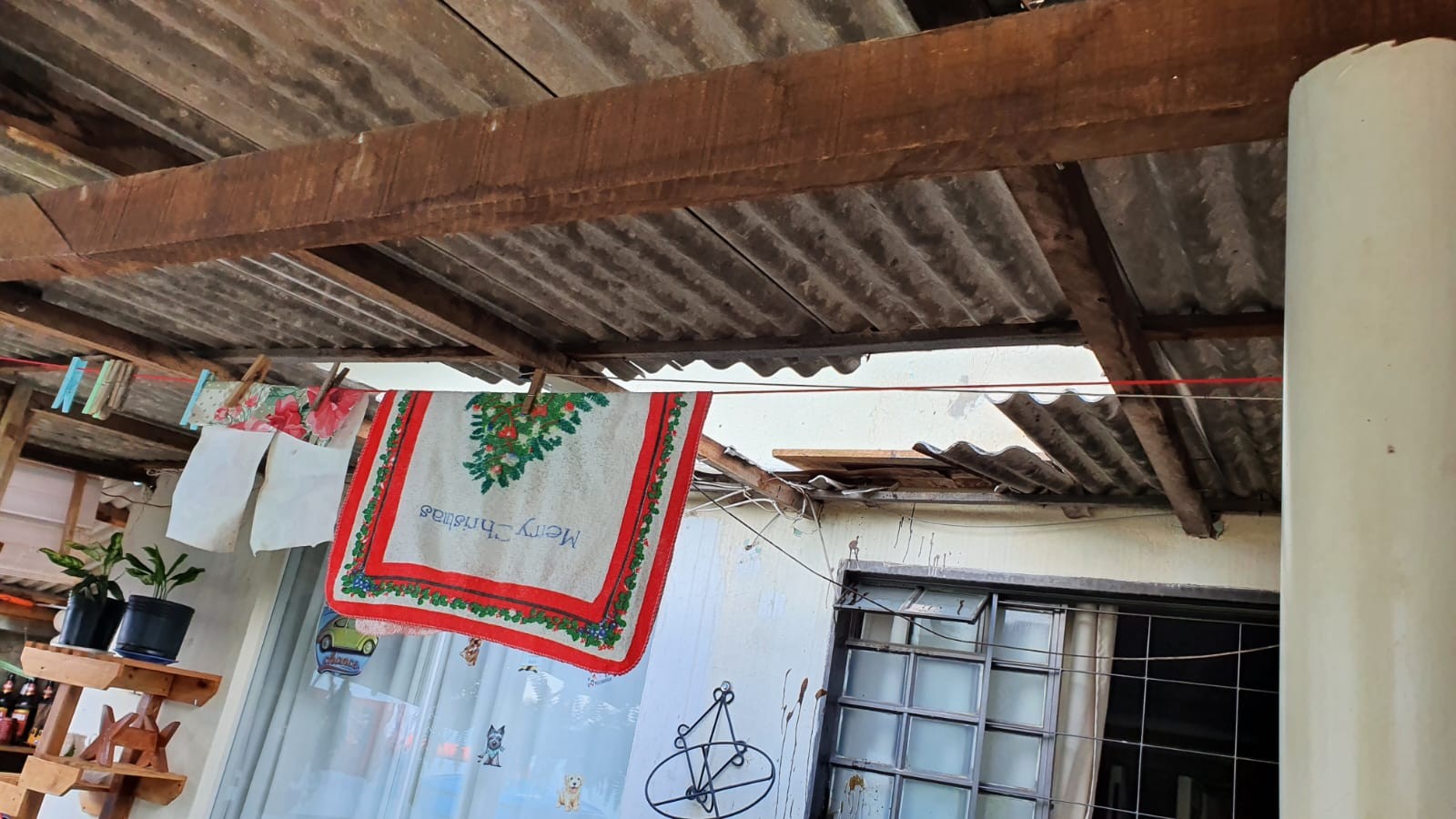 Idoso que realizava pintura cai de telhado e fica ferido em Maringá