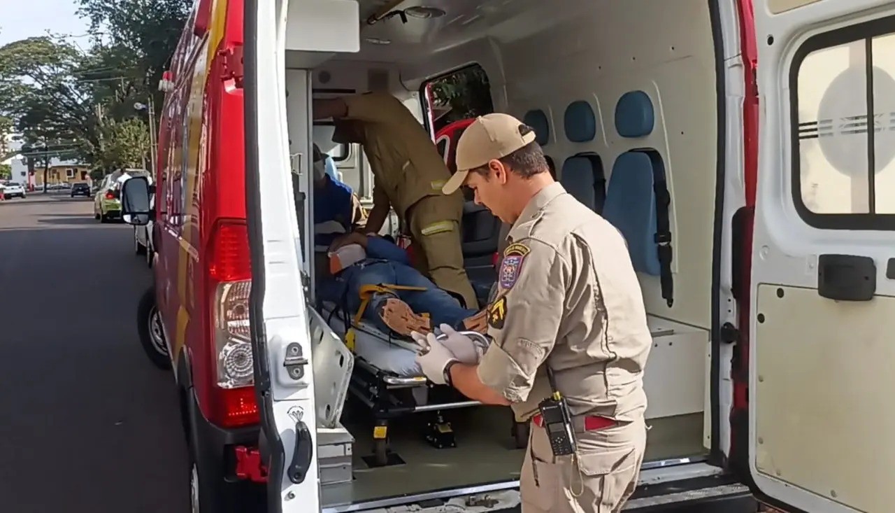 Trabalhador fica ferido após cair de telhado em Maringá