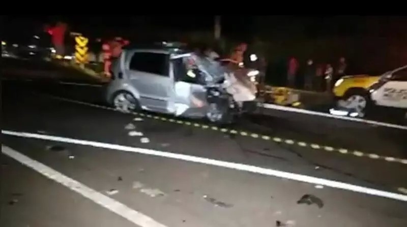 Motor se desprende de carro em batida que deixou motorista ferido na BR-376, em Maringá