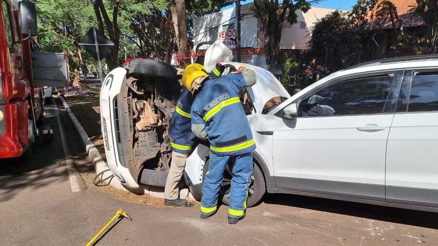 Pai e filha ficam feridos após carro ser prensado contra árvore em Maringá