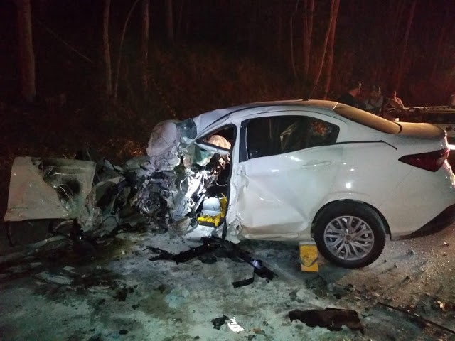 Jovem de 26 anos morre em acidente entre carro e caminhonete