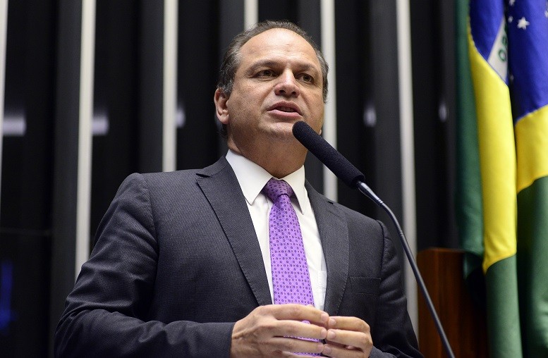 Bolsonaro defende máscara porque é ciente da dimensão da pandemia