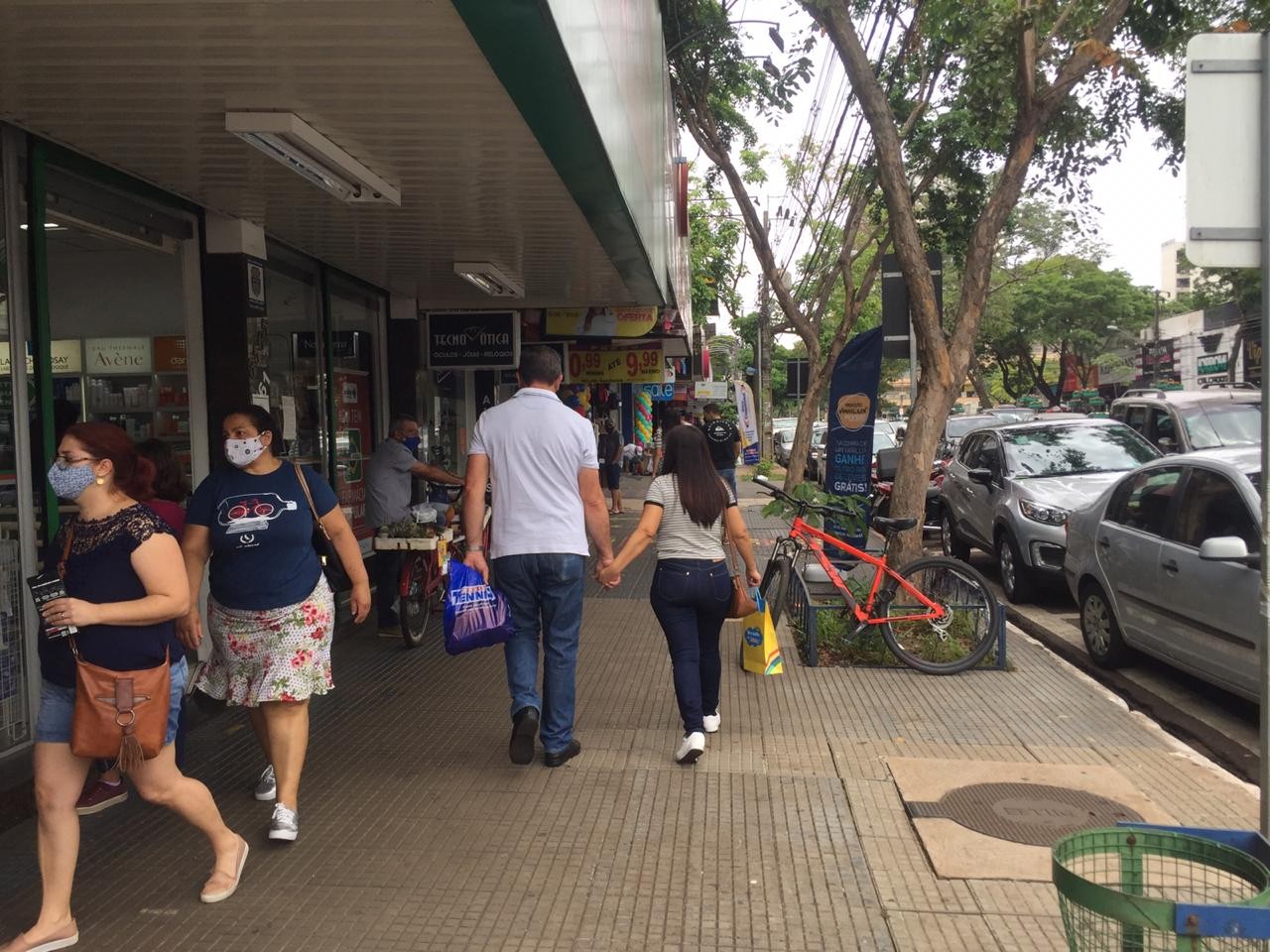 Decreto altera horário do comércio de rua e shoppings em Maringá