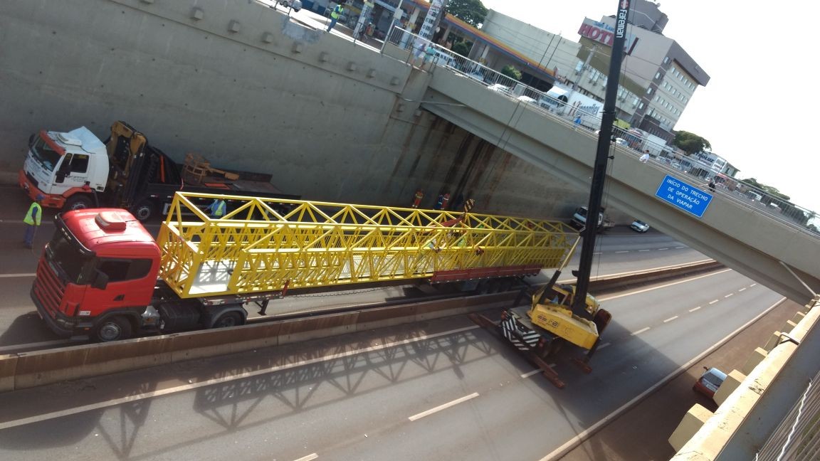 Trânsito na BR-376 é desviado para instalação de passarelas