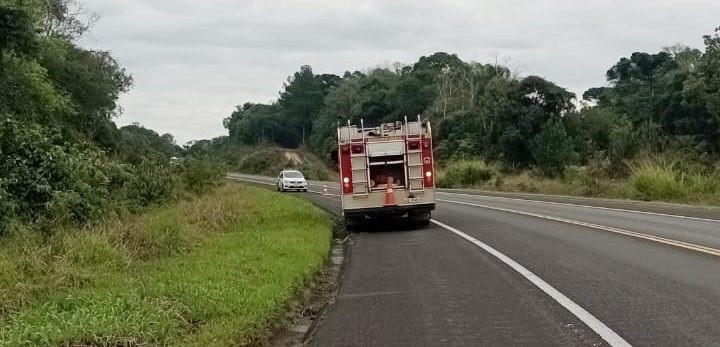 Palmeira: mulher é ejetada e sofre ferimentos graves após carro capotar