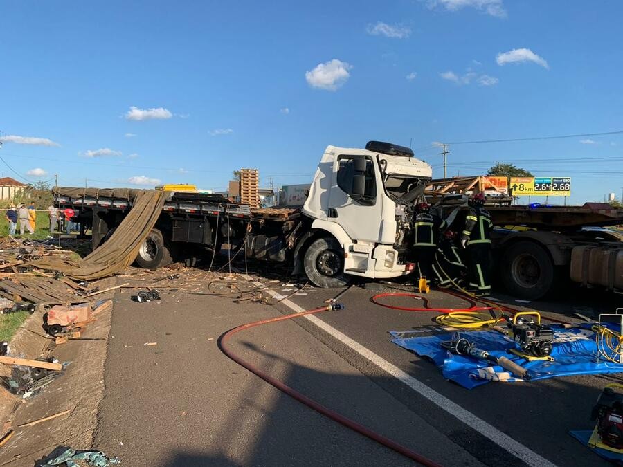 Colisão entre dois caminhões deixa um morto e um ferido na BR-376