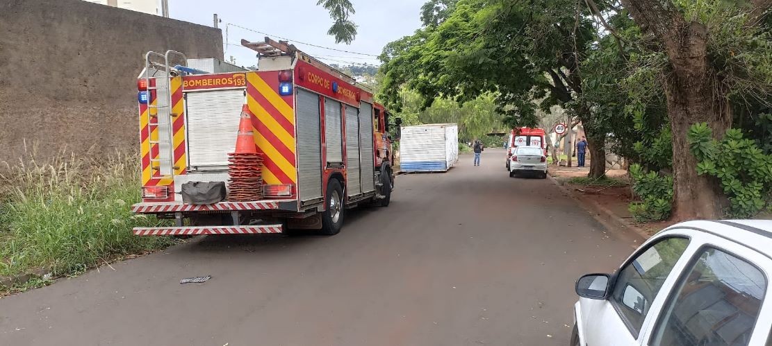 Criança é deixada sozinha dentro de casa, se machuca e pede socorro aos vizinhos