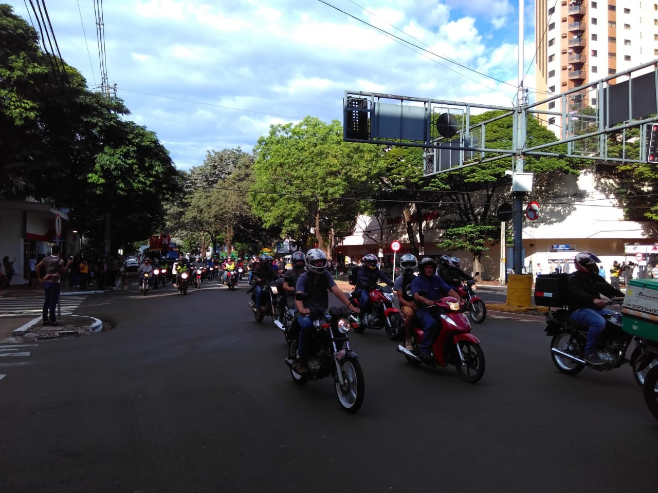 Motociclistas e caminhoneiros fazem carreata no centro de Maringá