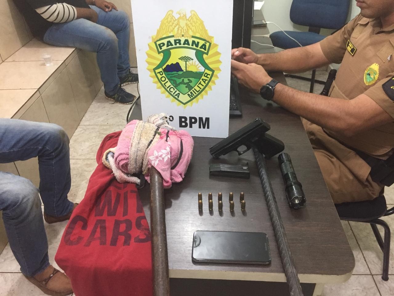 Homem e adolescente são detidos após tentar furtar cofre de posto de combustíveis