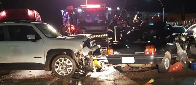 Carro com ex-prefeitos se envolve em acidente, em Nova Esperança