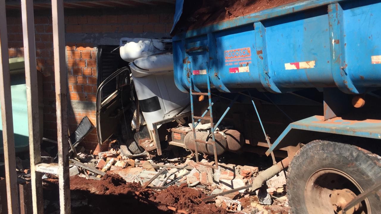Caminhão desgovernado invade duas casas