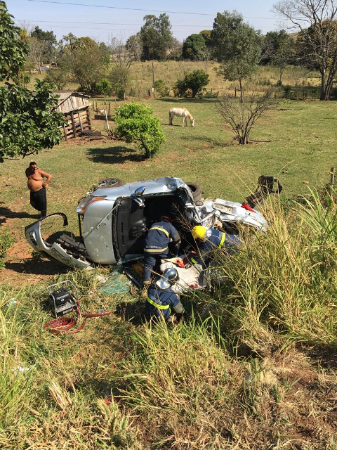 Acidente entre 3 veículos mata uma pessoa e deixa 4 feridas