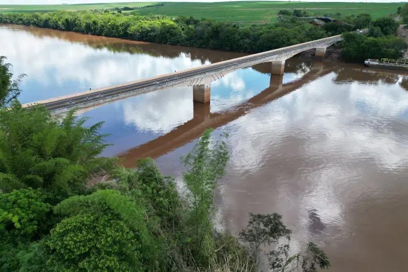 Interdição na ponte: balsa no Rio Piquiri, na BR-272, começa a operar