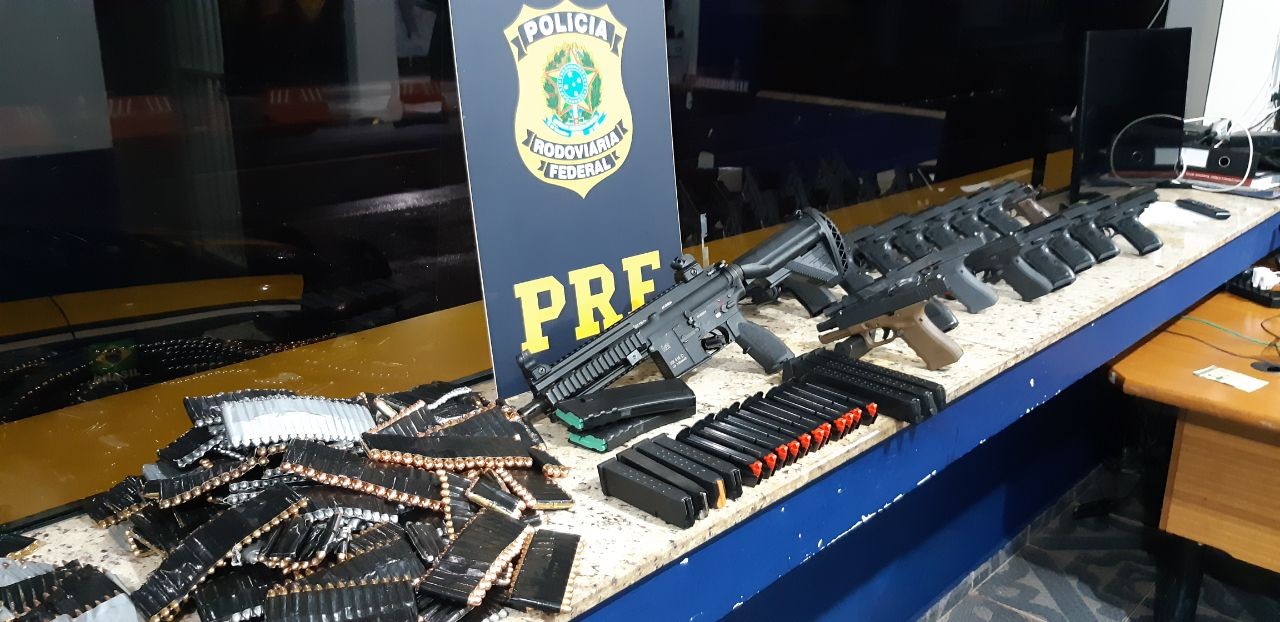 PRF apreende fuzil, 16 pistolas e 5,7 mil munições que iriam para o Rio de Janeiro