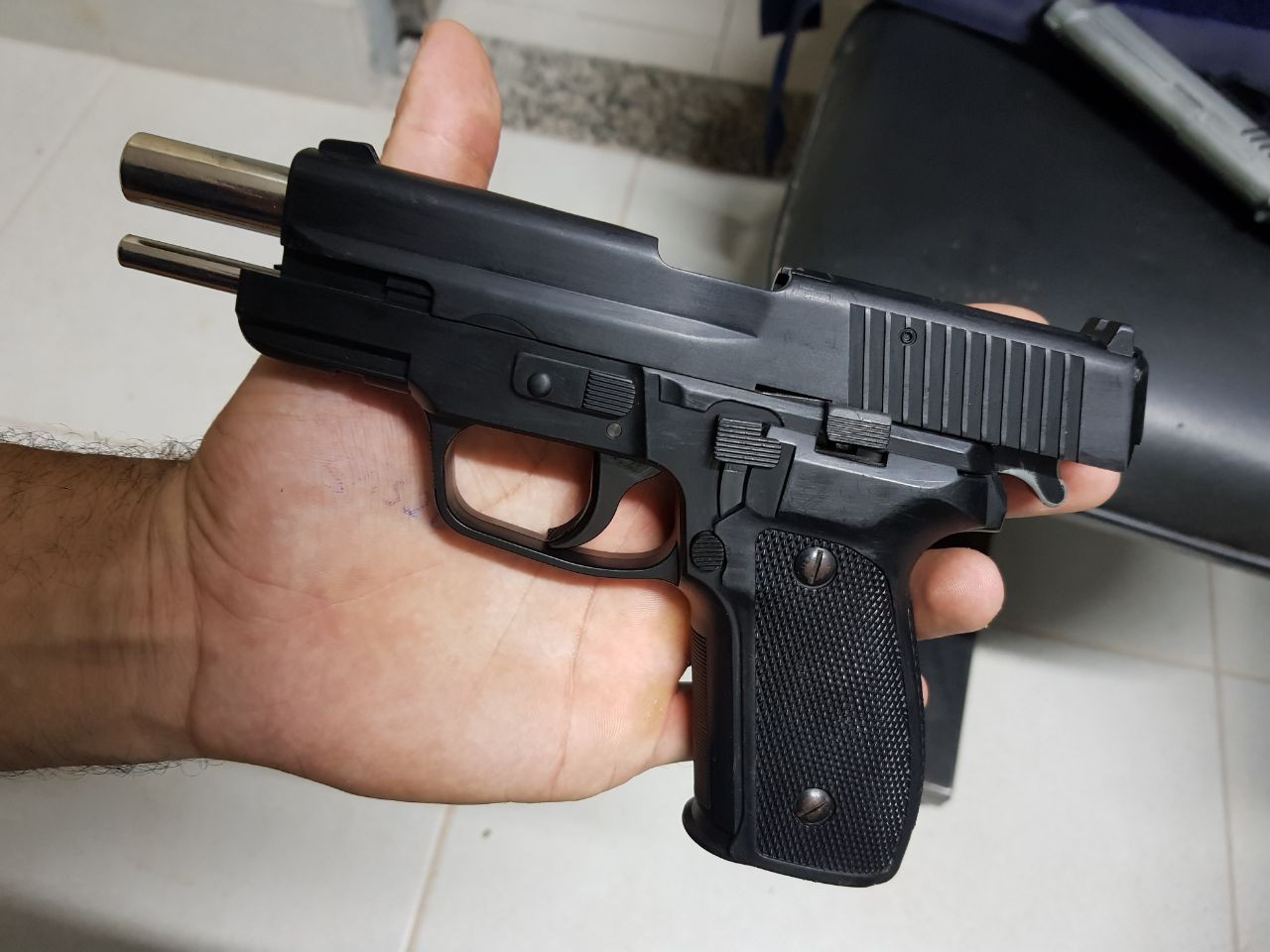 Homem é preso com duas armas de brinquedo